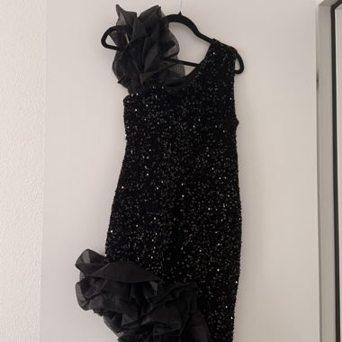 Robe noire à sequins