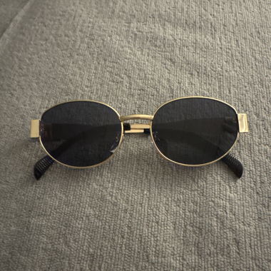 Goldene ovale Sonnenbrille