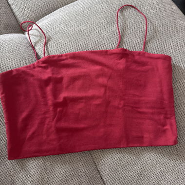 Top corto rosso con bretelle sottili