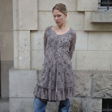 Fairy-Core-Spitzenkleid mit Animal-Print darunter