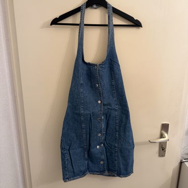 Robe en jean avec patte de boutonnage