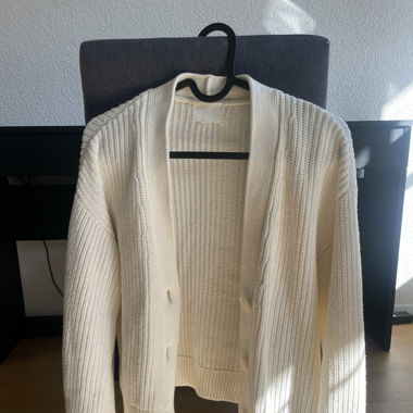 Weisse Strickjacke