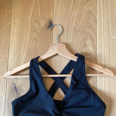 Schwarzes geripptes Sport-Top