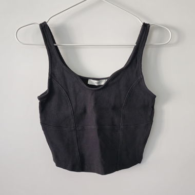 Schwarzes Top mit Ziernähte 