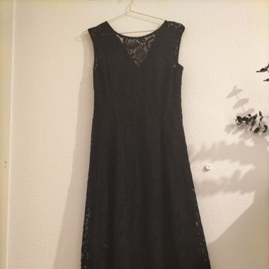Schwarzes Spitzenkleid