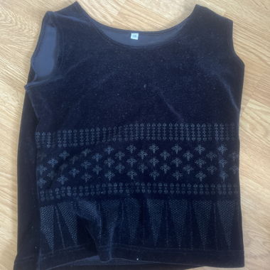 Top in velluto nero con dettagli cuciti