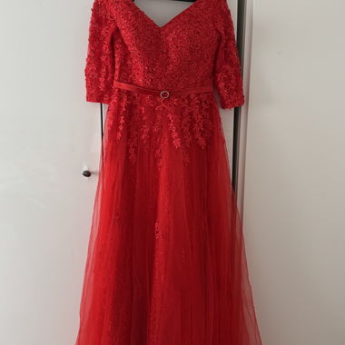 Abito da sera rosso con pizzo