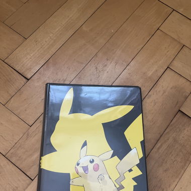 Pokemonkarten im Buch