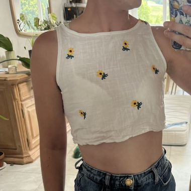 Crop-Top mit bestickten Blumen