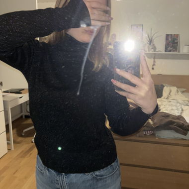 Schwarzer Glitzer-Rollkragenpullover