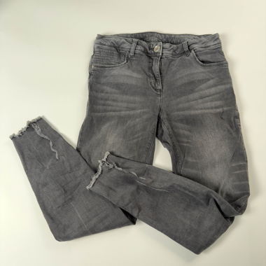 Graue Jeans im Used-Look