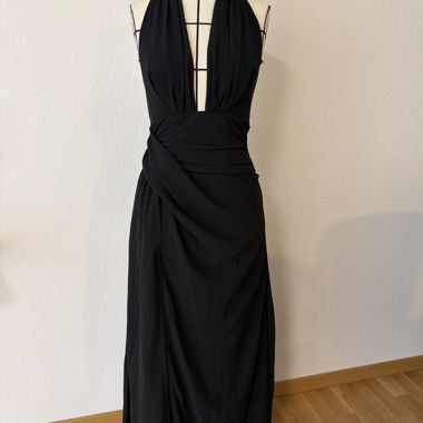 Schwarzes langes Kleid mit Nackenausschnitt