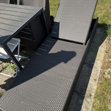 Garden sun lounger with adjustable headrest