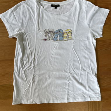 Weisses T-Shirt mit sommerlichem Aufdruck