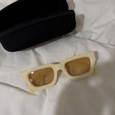 Occhiali da sole beige con custodia