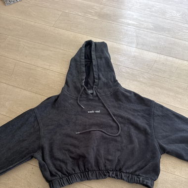 Langer schwarzer bauchfreier Pullover 
