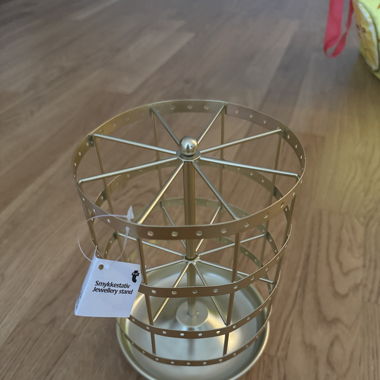 Goldener Schmuckständer
