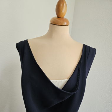 Elegantes Marineblaues Kleid mit Drapierung