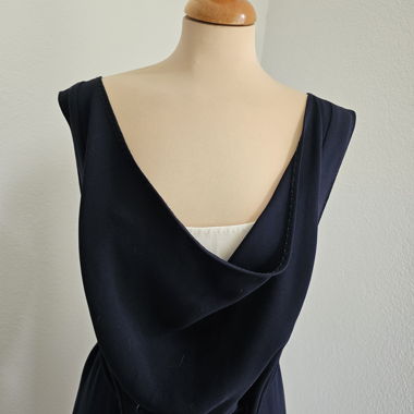 Elegantes Marineblaues Kleid mit Drapierung