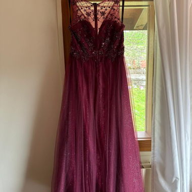 Rotes Tuellabendkleid mit Pailletten