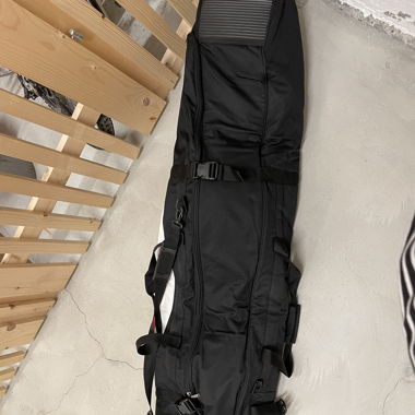 Snowboard mit Schuhe und Bindung 
