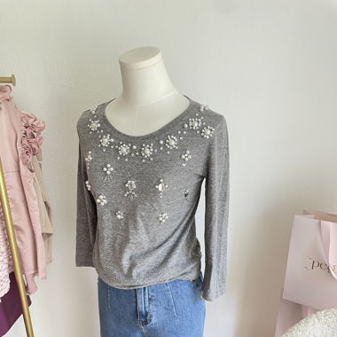 Enger Pullover mit Perlen