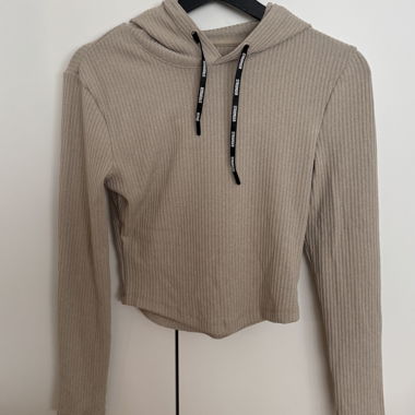 Top beige a coste con cappuccio