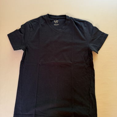 T-shirt noir col V