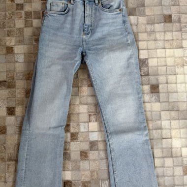 Hellblaue Jeans mit fransigem Saum