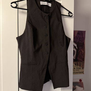 Braungestreifte Weste von Bershka