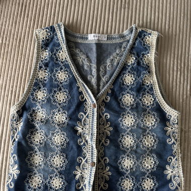 Gilet in denim ricamato Vicbee