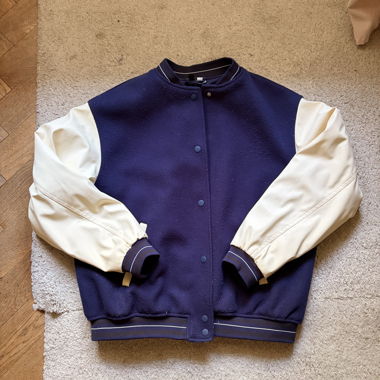 Blau-weisse Collegejacke