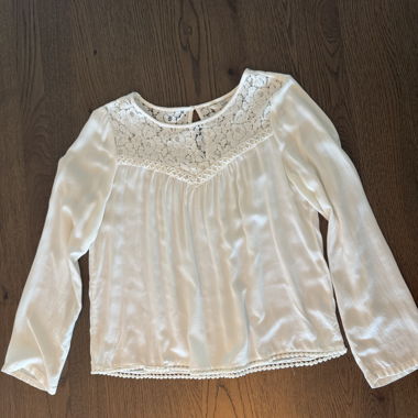 Blouse blanche en dentelle