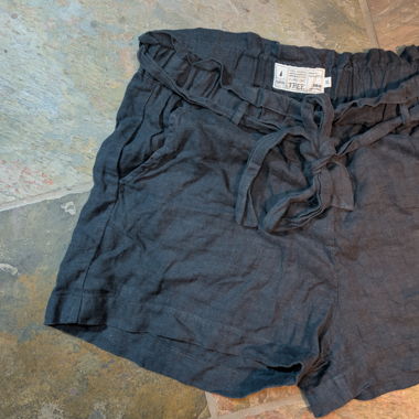 Kurze Stoffhose
