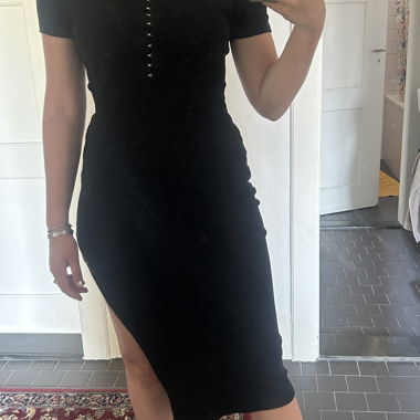 Robe noire décolleté épaules nues