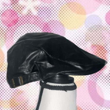 Schwarze Cap aus Kunstleder mit goldener Schnalle