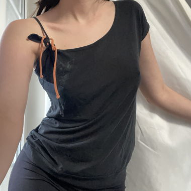 Top nero monospalla cop copine