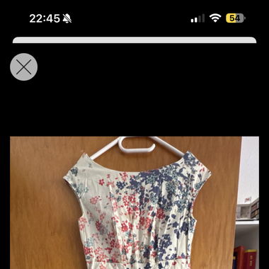 Sommerliches Kleid mit Blumenmuster
