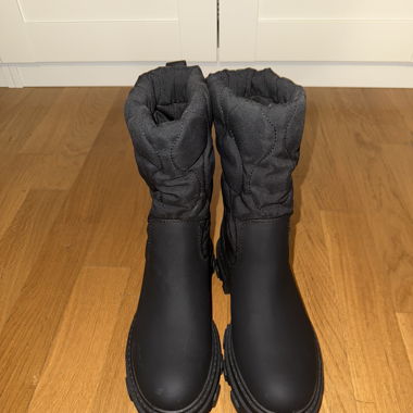 Brand new snow boots