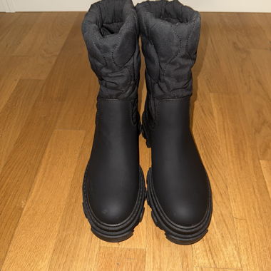 Brandneue Schneestiefel