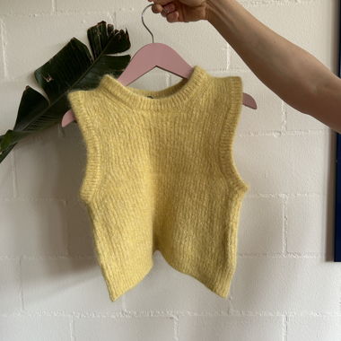 Haut jaune en maille sans manches (laine d'alpaga)