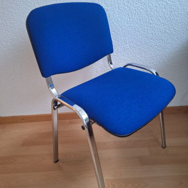 Blaue Stühle