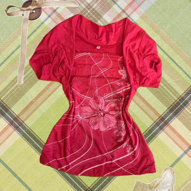 Pinkes T-Shirt mit Blütenprint