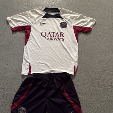 Tenue PSG pour le football