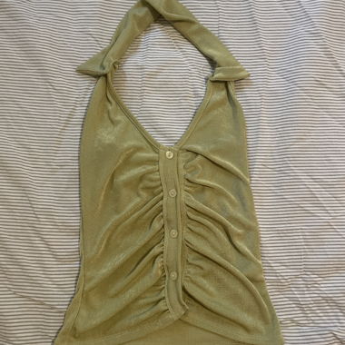 Haut vert à encolure halter boutonnée