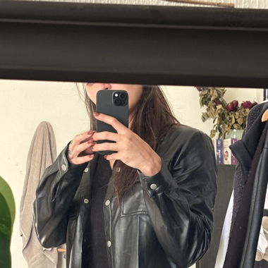 Veste en similicuir noire.