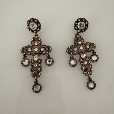 Boucles d’oreilles croisées avec pierres