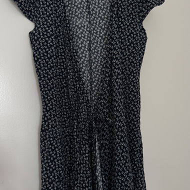 Schwarzes Wickelkleid mit Blumenmuster