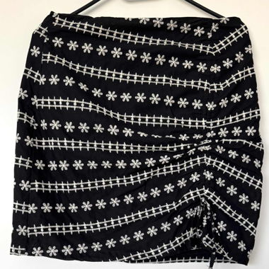 new black embroidered skirt M 38