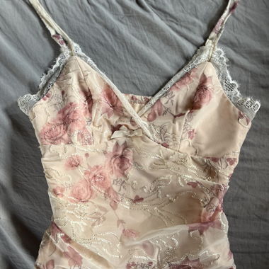 MESH V-NECK FLORAL LACE TOP